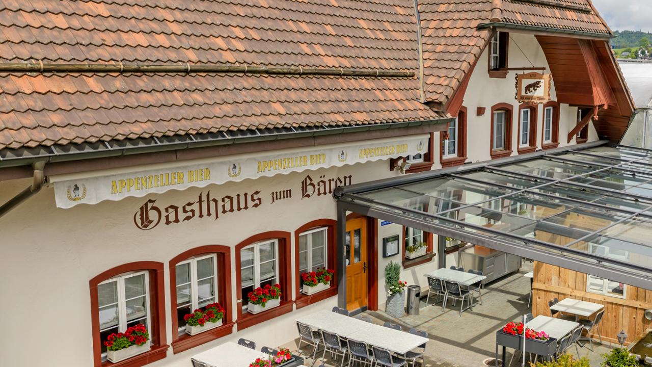 Die Eingangstür und Terrasse des Gasthauses